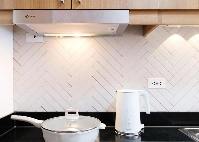 Apartment Blush Haven With Netflix, Wifi And Balcony Near Glorietta