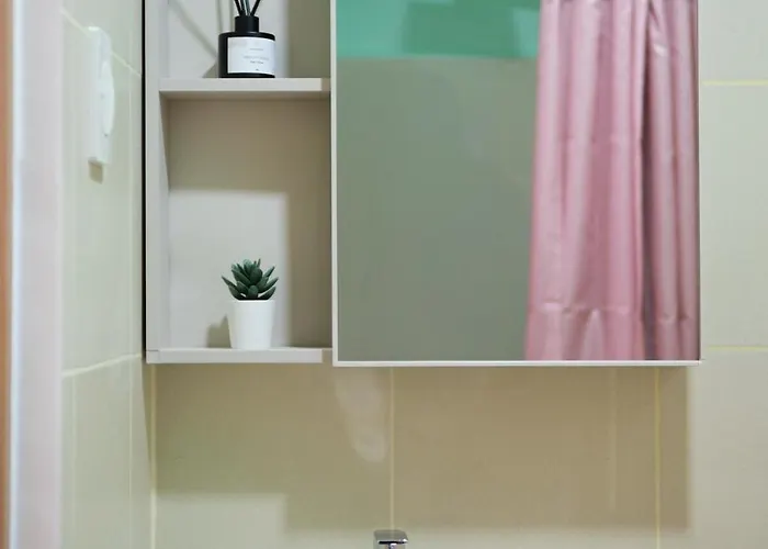 Blush Haven With Netflix, Wifi And Balcony Near Glorietta Apartment Manila