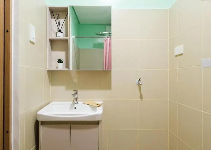 Blush Haven With Netflix, Wifi And Balcony Near Glorietta Manila
