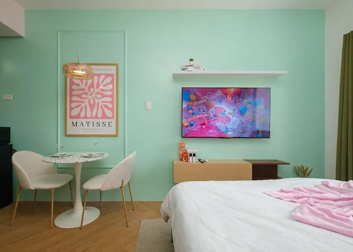 Apartment Blush Haven With Netflix, Wifi And Balcony Near Glorietta
