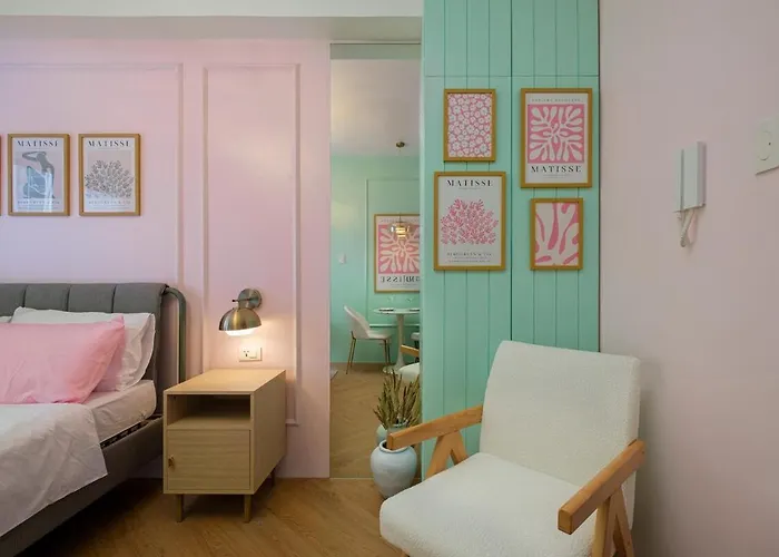 Blush Haven With Netflix, Wifi And Balcony Near Glorietta Apartment