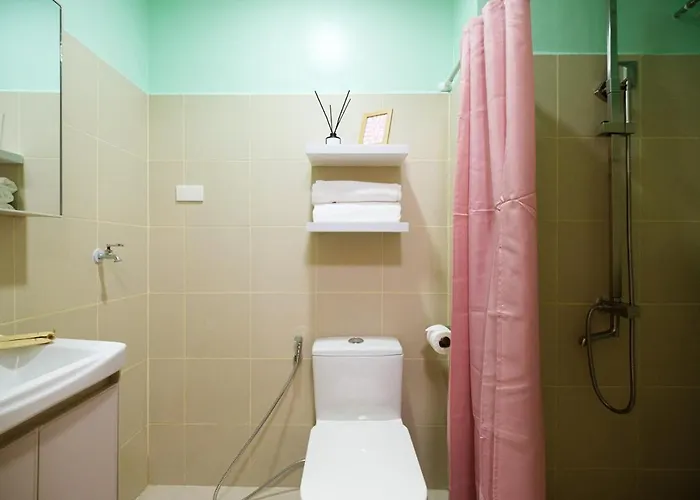 Apartment Blush Haven With Netflix, Wifi And Balcony Near Glorietta