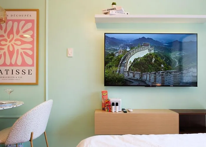 Apartment Blush Haven With Netflix, Wifi And Balcony Near Glorietta *