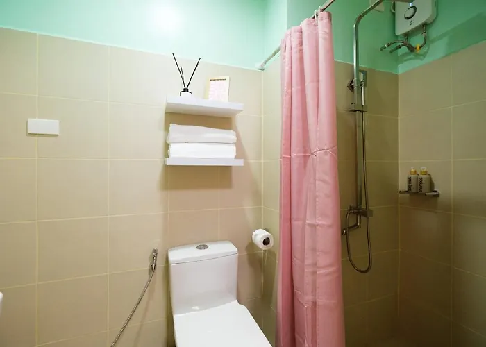 Blush Haven With Netflix, Wifi And Balcony Near Glorietta Apartment