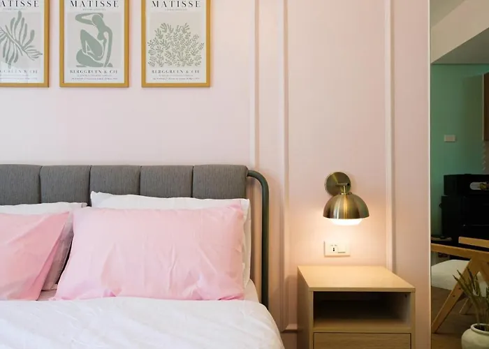 Apartment Blush Haven With Netflix, Wifi And Balcony Near Glorietta