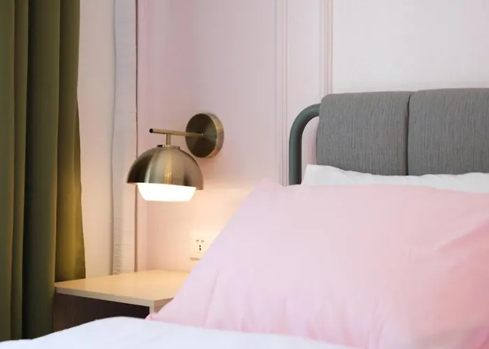 Blush Haven With Netflix, Wifi And Balcony Near Glorietta Apartment *