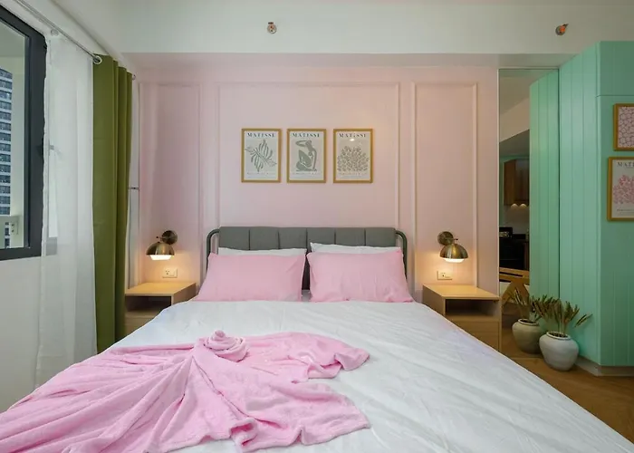 Blush Haven With Netflix, Wifi And Balcony Near Glorietta Apartment *