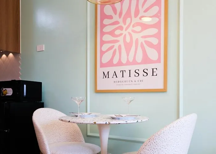 Blush Haven With Netflix, Wifi And Balcony Near Glorietta Manila
